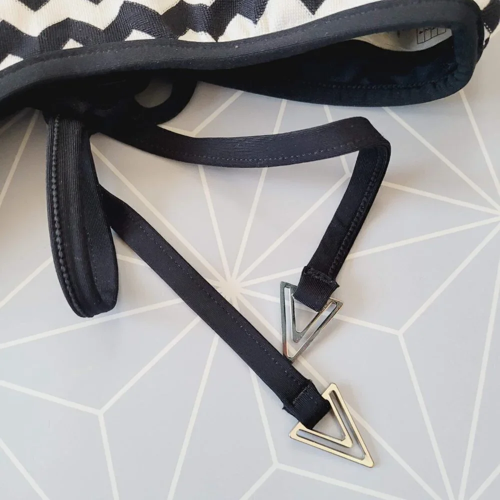 Seafolly Australia Black White Geo Chevron Stripe Bralette Knit Bikini Top Sz. 2